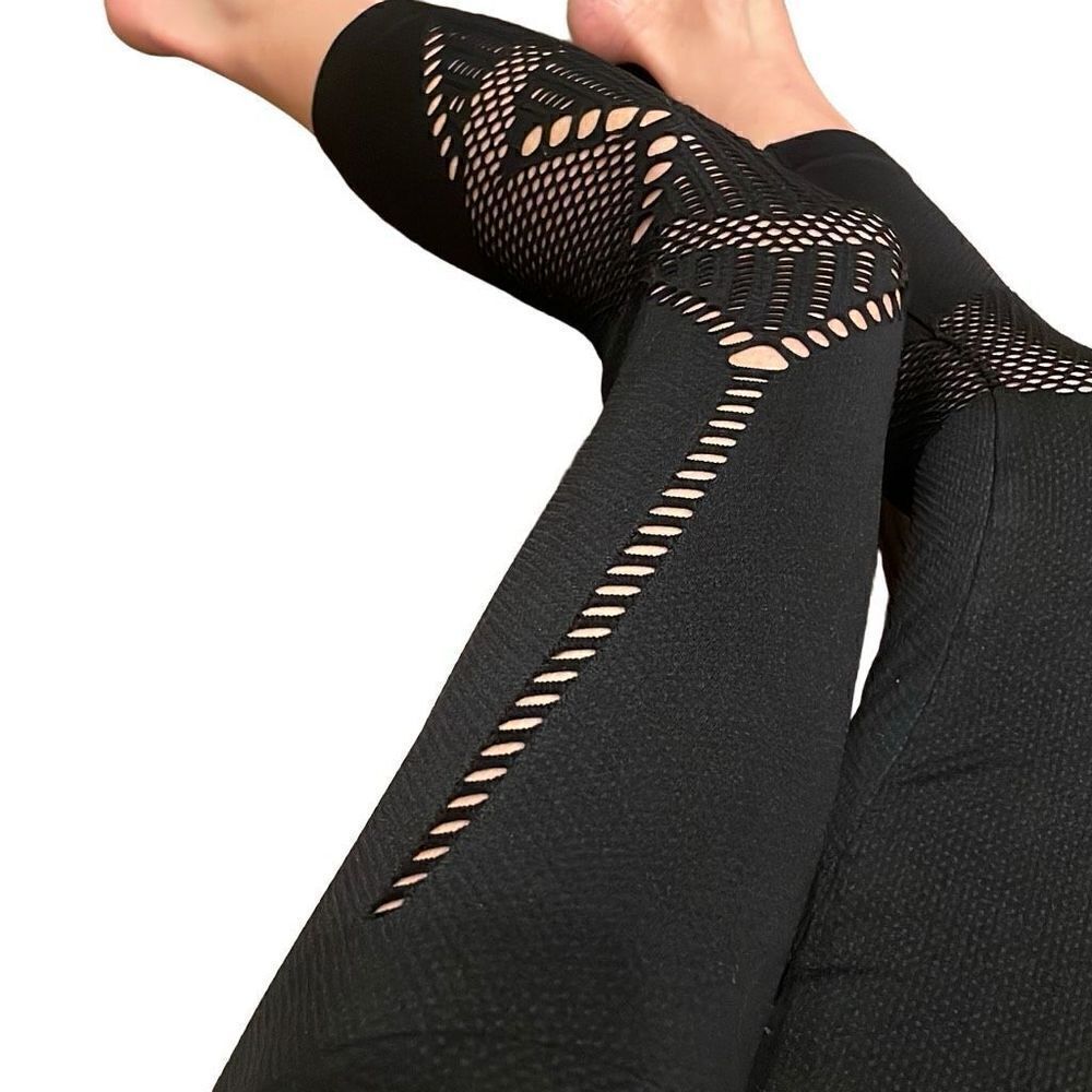 EUC Nux Seamless Black Mesh Textured Crop Legging Yoga Pants - Size Small